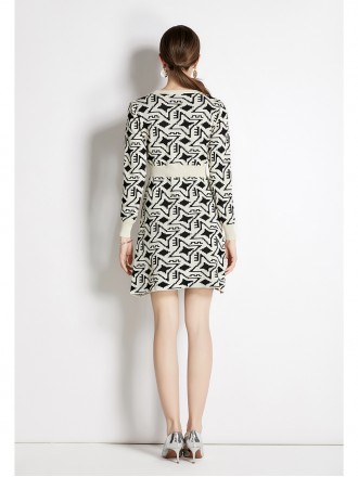 High -end knitted dress autumn and winter new lady temperament is thin French round neck little incense skirt